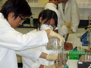 Photo of lab course students